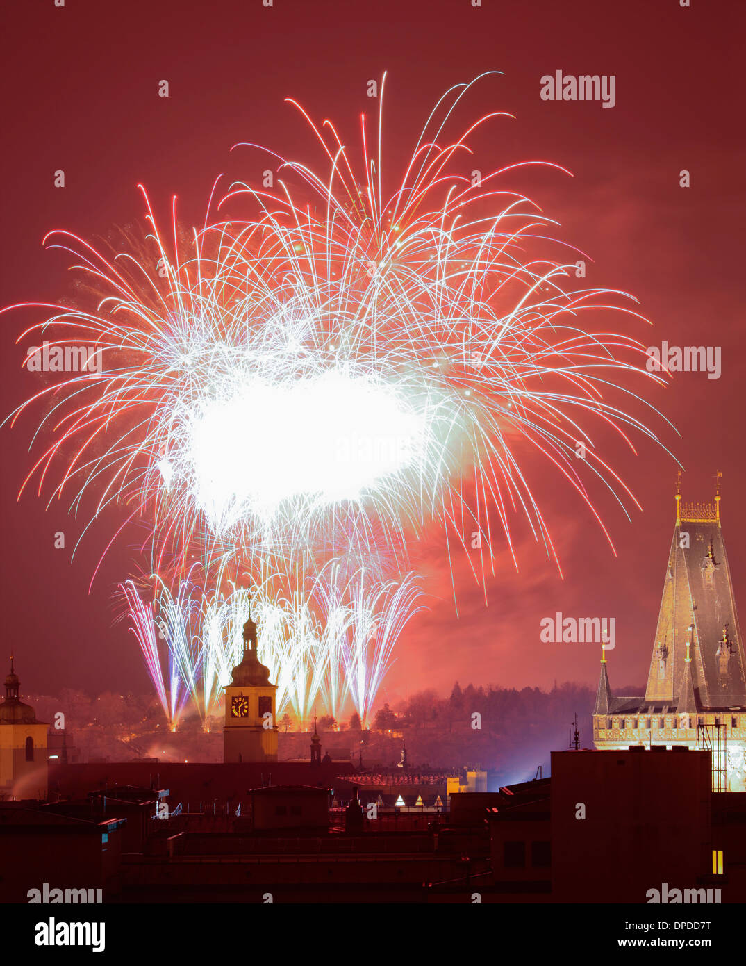 Repubblica Ceca, Praga - Nuovi anni fuochi d'artificio sopra la Città Vecchia. Foto Stock