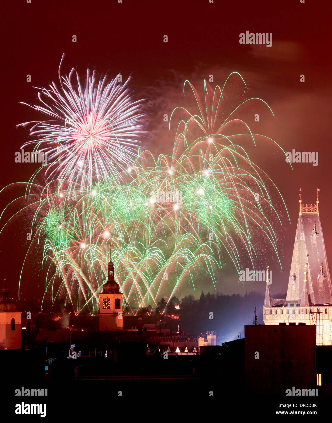 Repubblica Ceca, Praga - Nuovi anni fuochi d'artificio sopra la Città Vecchia. Foto Stock