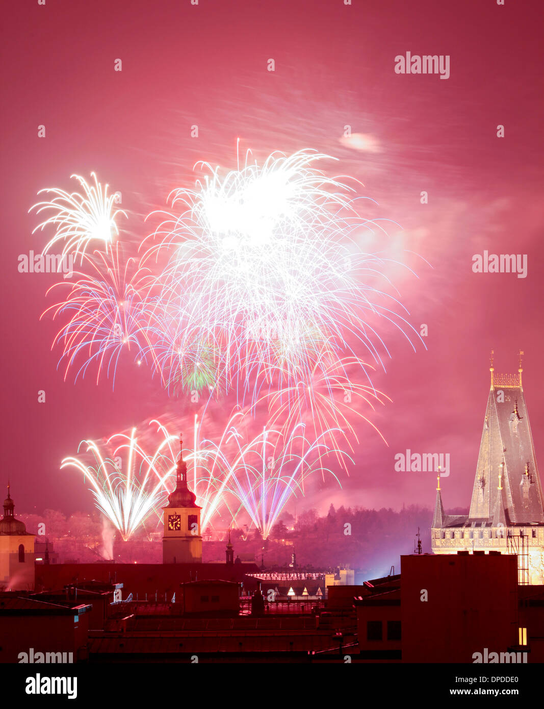 Repubblica Ceca, Praga - Nuovi anni fuochi d'artificio sopra la Città Vecchia. Foto Stock