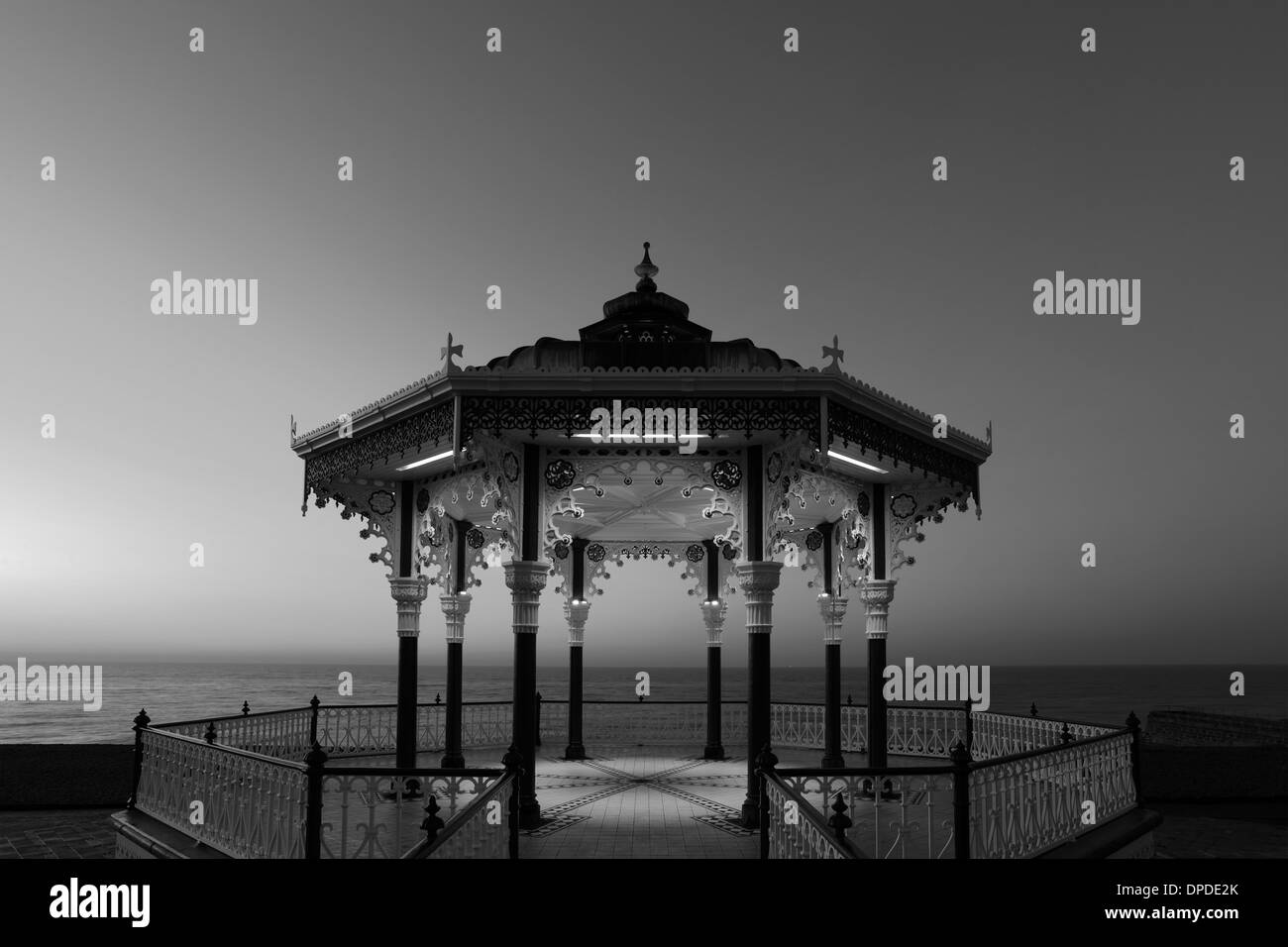 Alba colori sopra il Victorian Bandstand, lungomare, città di Brighton e Brighton & Hove, Sussex, England, Regno Unito Foto Stock