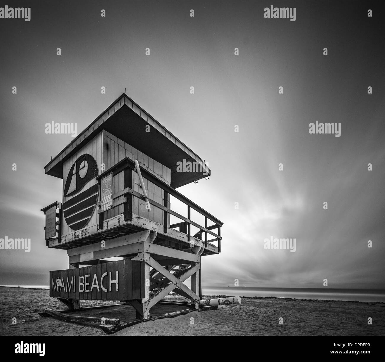 MIAMI, FLORIDA - Gennaio 9, 2013: un bagnino torre sulla spiaggia di Miami Beach. Ciascuna torre sulla spiaggia presenta una architettura unica. Foto Stock