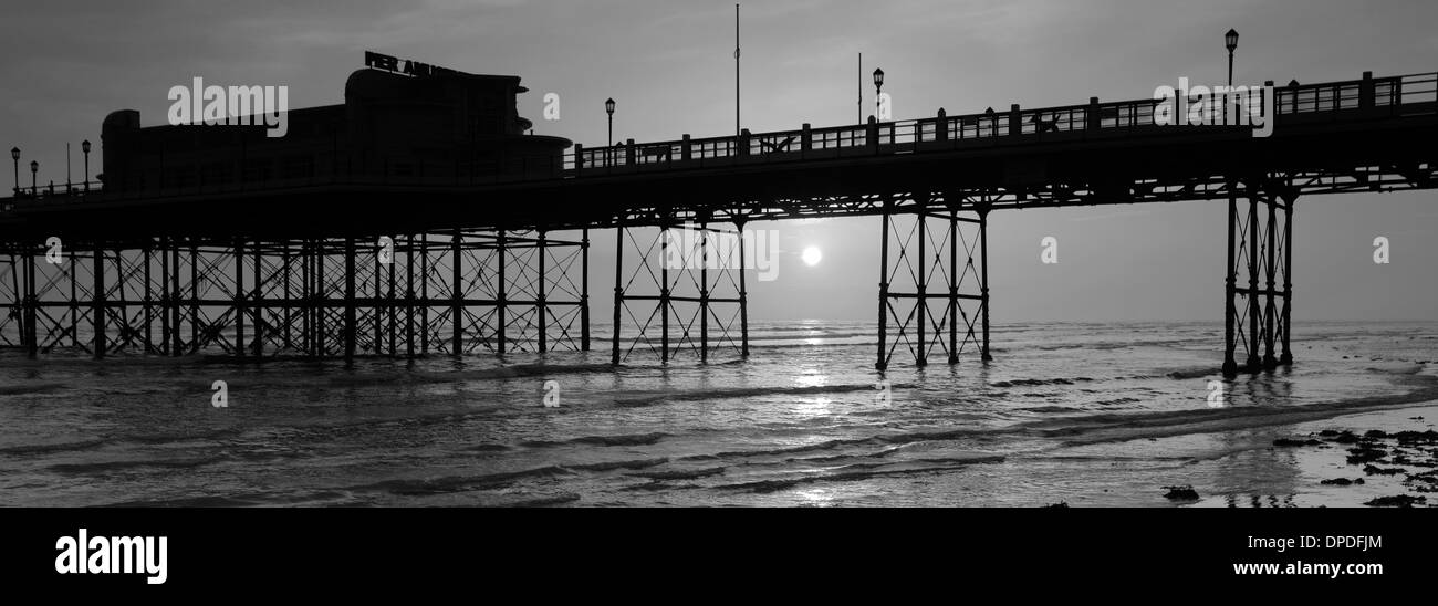 Tramonto sul molo vittoriano, Worthing town, West Sussex County, England, Regno Unito Foto Stock