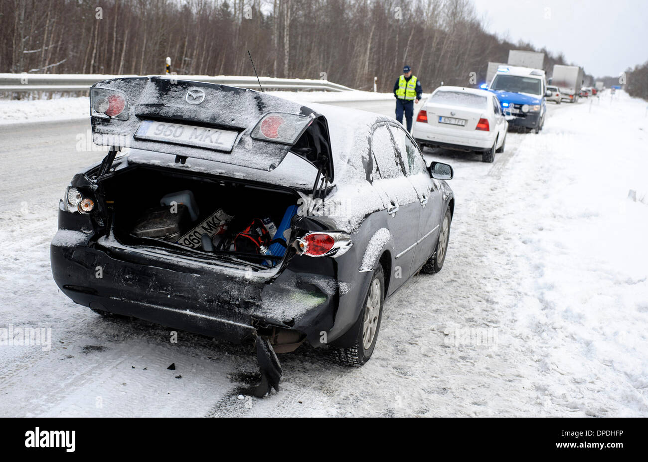 Narva. Xiii gen, 2014. Una vettura ha colpito in incidente attende per il salvataggio nel nordest dell'Estonia Gen 13, 2014. La mattina tempesta di neve ha rallentato le principali E20 collegamento autostradale tra Estonia-Russia border e Tallinn con molti incidenti stradali. Credito: Sergei Stepanov/Xinhua/Alamy Live News Foto Stock