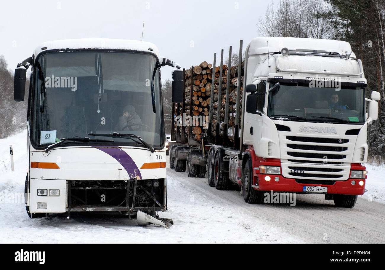 Narva. Xiii gen, 2014. Un autobus parzialmente danneggiate in incidente attende per il salvataggio in Narva in Estonia nordorientale Gen 13, 2014. La mattina tempesta di neve ha rallentato le principali E20 collegamento autostradale tra Estonia-Russia border e Tallinn con molti incidenti stradali. Credito: Sergei Stepanov/Xinhua/Alamy Live News Foto Stock