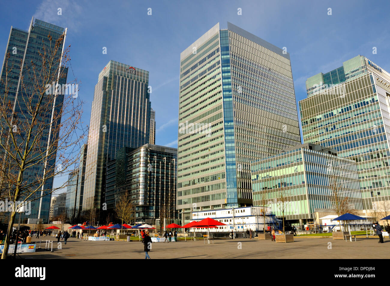 Londra, Inghilterra, Regno Unito. Docklands / Canary Wharf. Moderni edifici per uffici visto dal pontile in legno Foto Stock