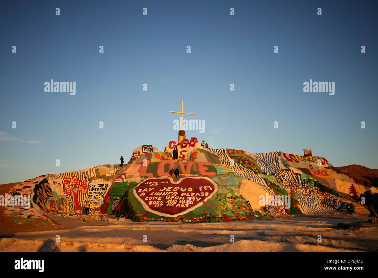 La salvezza di montagna, un folk fatti a mano Arte Scultura vicino alla città di Niland, California. Costruito e dipinto da Leonard Knight Foto Stock