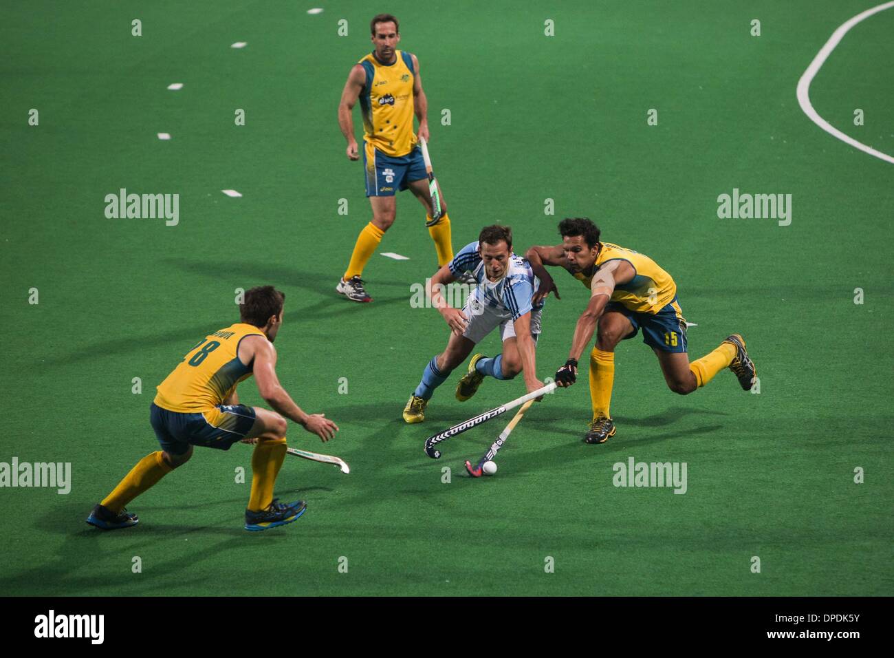 New Delhi, India. Xiii gen, 2014. Il giocatore argentino Lucas Vila (seconda R) si rompe durante una partita contro l'Australia nel mondo del Hockey League Mens Finals tenutosi a Nuova Delhi, capitale dell'India, Gennaio 13, 2014. Australia Argentina sconfitto da 6 a 1. Credito: Zheng Huansong/Xinhua/Alamy Live News Foto Stock