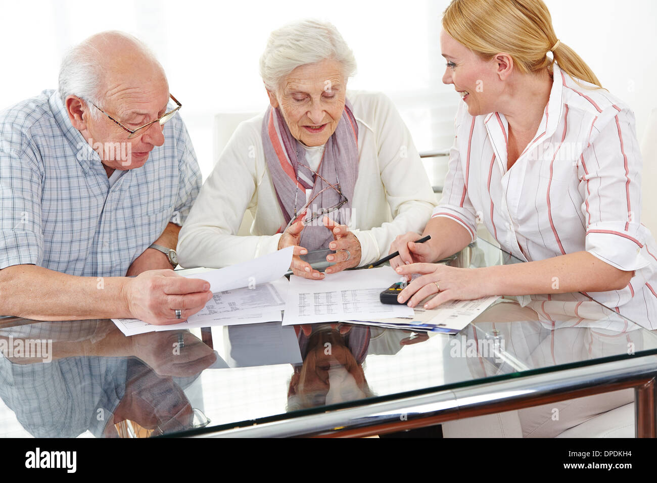 Coppia senior ottenere consulenza finanziaria da donna di assicurazione Foto Stock