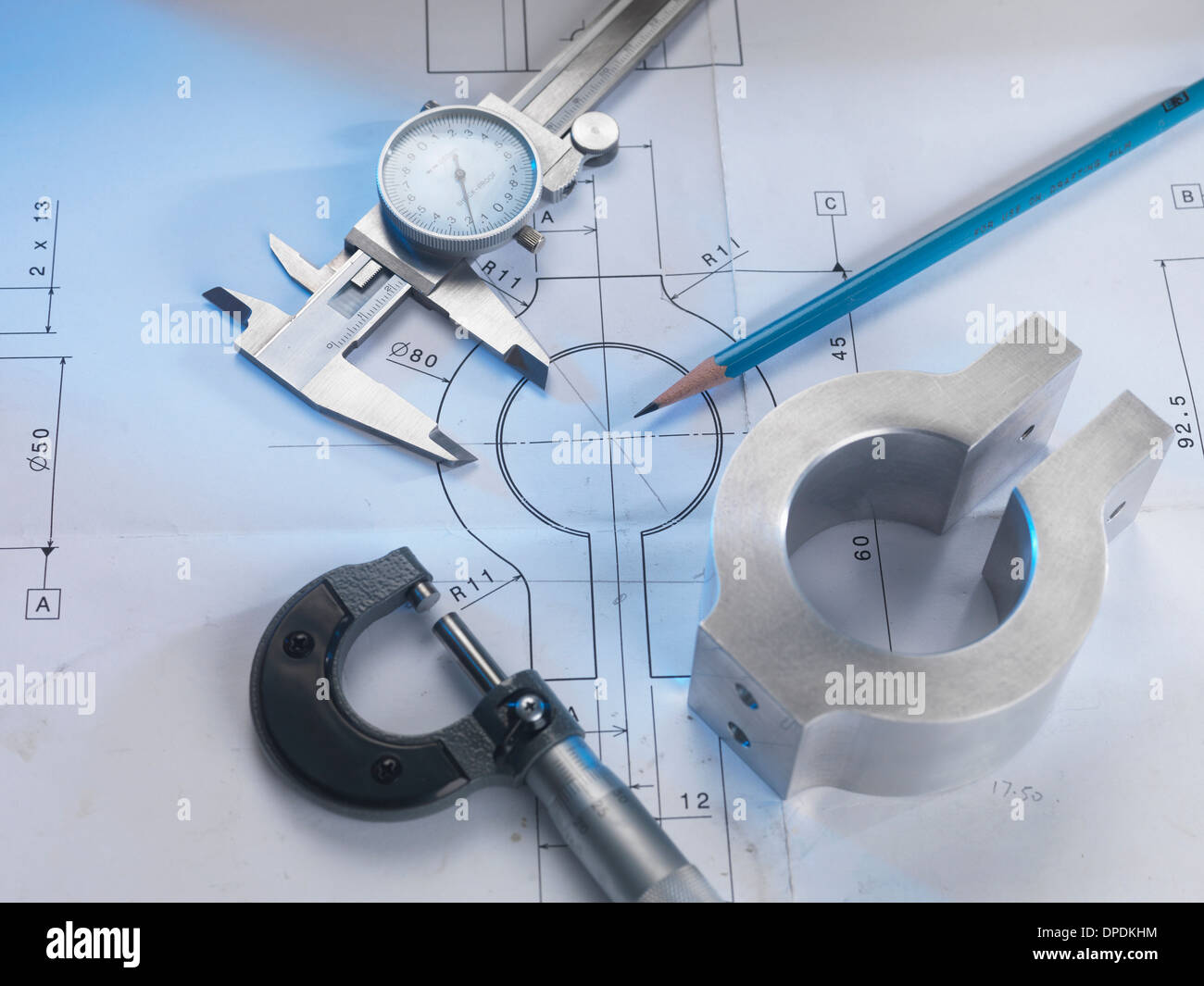 Disegno tecnico con il prodotto, il micrometro e pinze Foto Stock