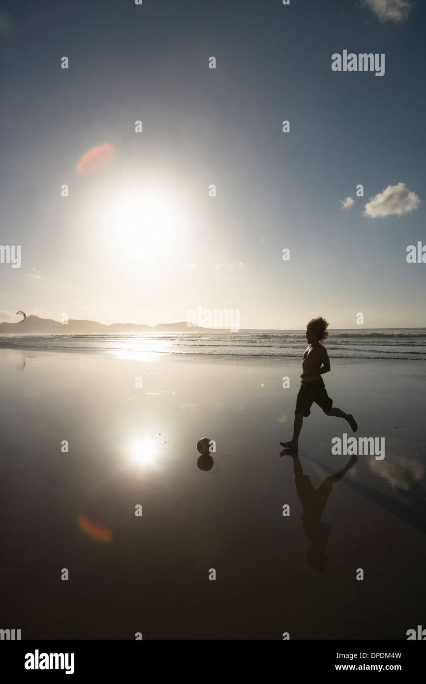 L'uomo gioca con il calcio sulla spiaggia, Lanzarote, Isole Canarie, Spagna Foto Stock