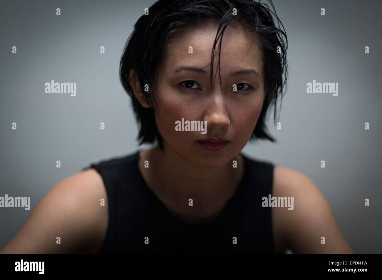 Close up ritratto in studio di grave giovane donna Foto Stock