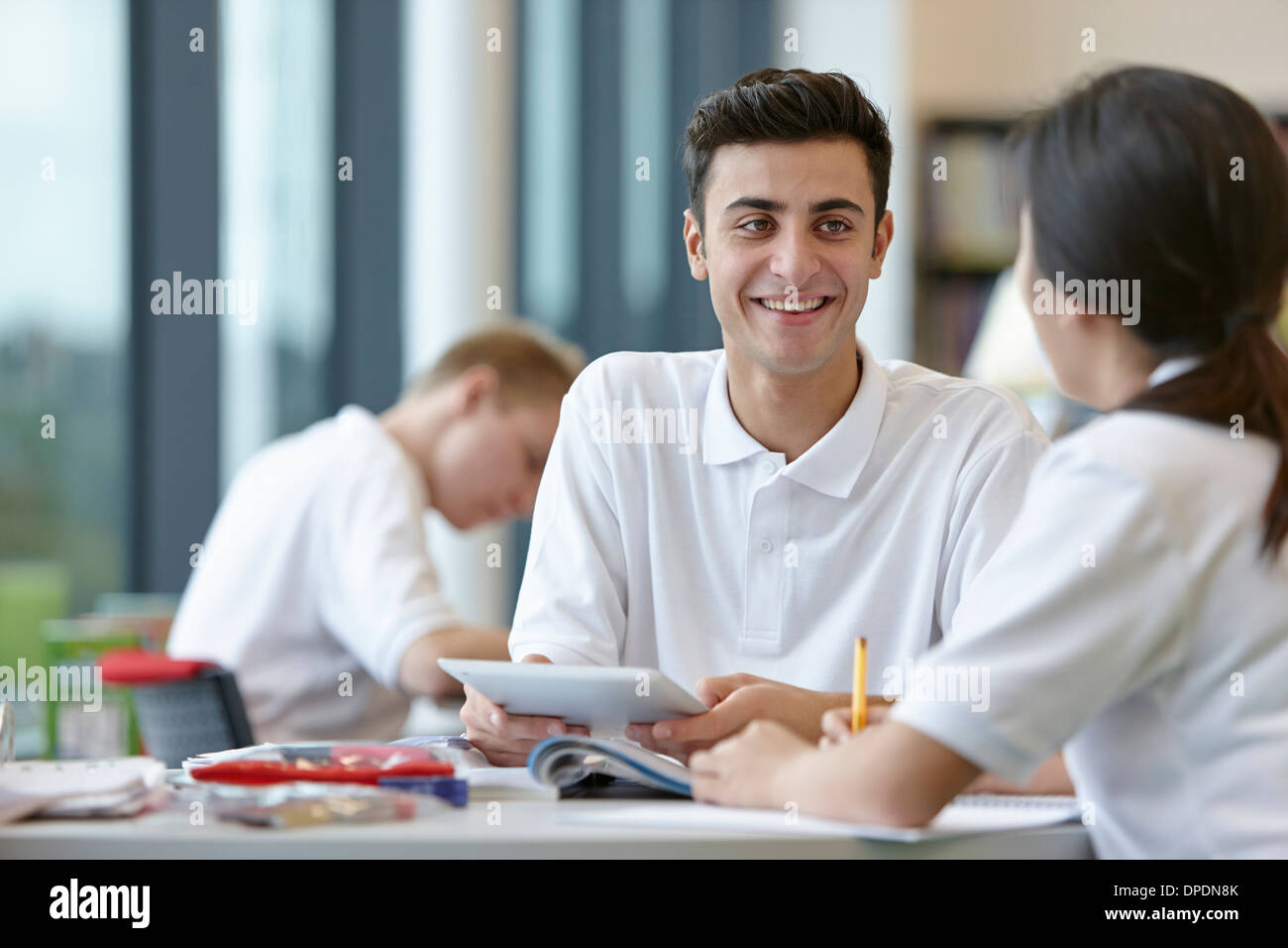 I ragazzi che lavorano insieme in aula scolastica Foto Stock