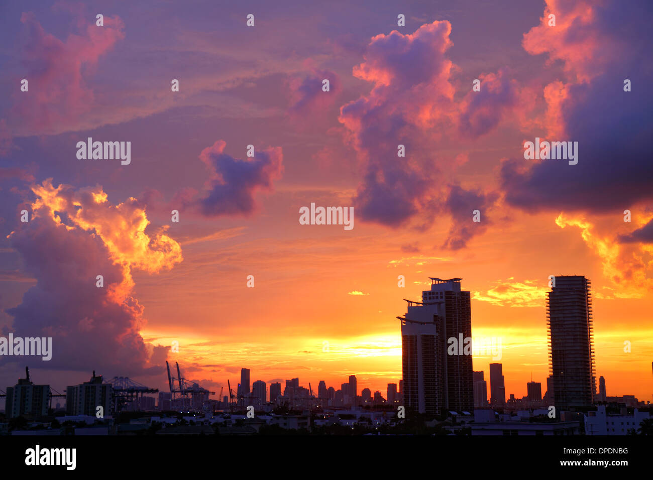 Miami Beach Florida, tramonto, nuvole, tempo, cielo, colorato, grattacielo alto grattacielo edifici condominio edifici, ICONA South Beach, Mura Foto Stock