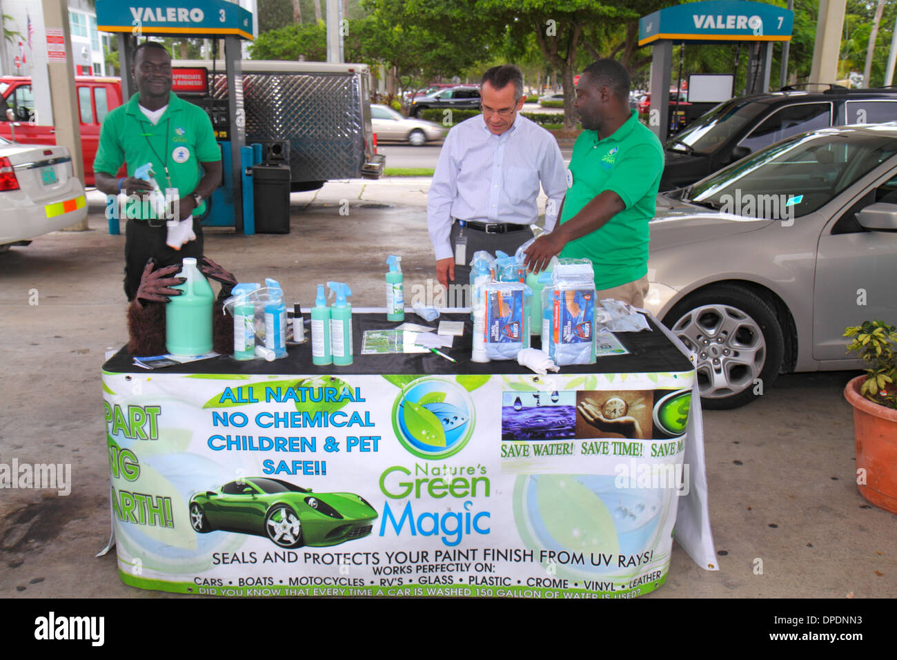 Miami Florida,distributore di benzina,benzina,benzina,benzina,uomo nero maschio,venditore,vendita,spiegazione,magia verde della natura,sigillante,protezione raggi UV,auto,au Foto Stock