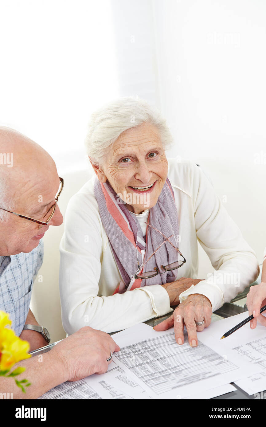 Coppia senior planning assicurazione e tasse al tavolo Foto Stock