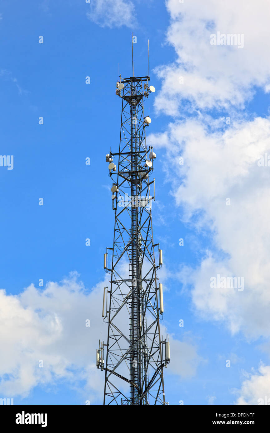 Trasmettitore della torre contro un cielo blu chiaro. Foto Stock