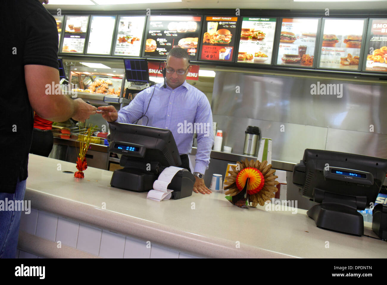 Miami Florida,Arby's,fast food,ristoranti ristoranti ristoranti ristoranti cafe',banco,cliente,dipendenti lavoratori dipendenti lavoratori dipendenti personale di lavoro,manager,man m Foto Stock