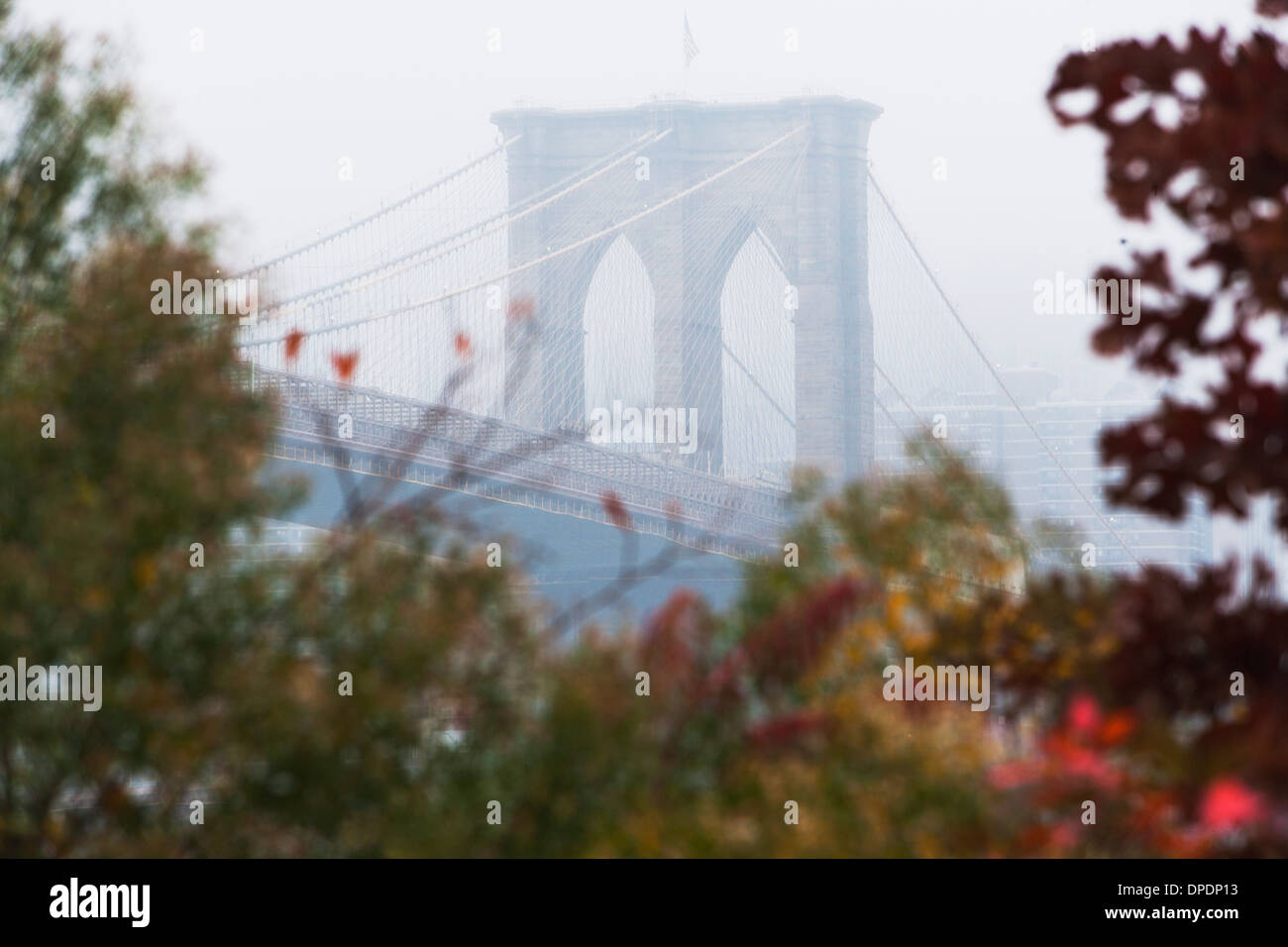 Dettaglio del Ponte di Brooklyn a nebbia, New York City, Stati Uniti d'America Foto Stock