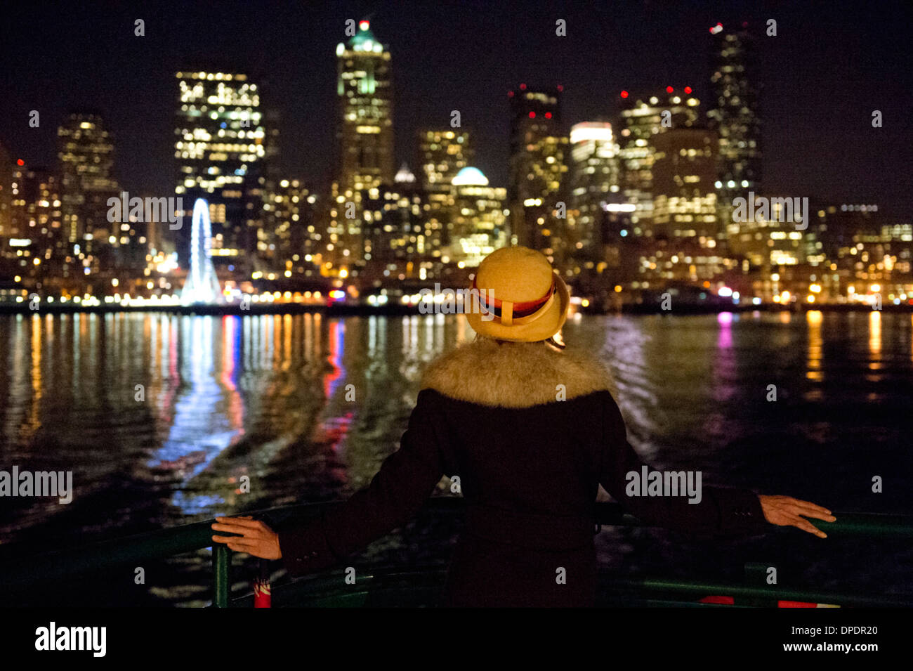 La donna e il Seattle skyline notturno, Washington, Stati Uniti d'America Foto Stock