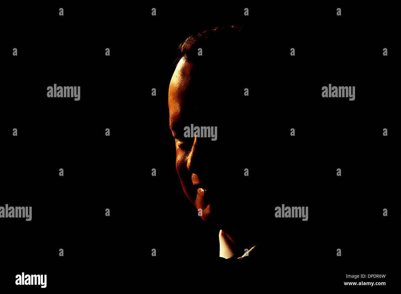 Tom Hanks al Gala Premiere di 'Captain Phillips, Londra, 9 ottobre 2013. Side-lit, migliorate digitalmente Foto Stock