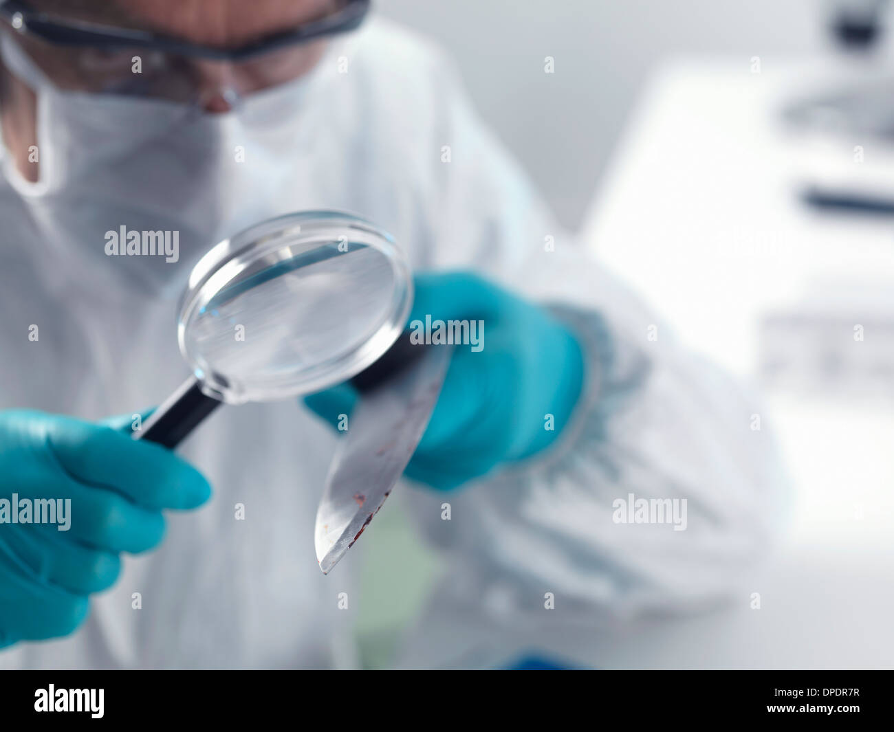 Indagine forense del coltello dalla scena del crimine Foto Stock