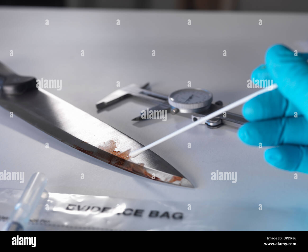 Indagine forense del coltello dalla scena del crimine Foto Stock