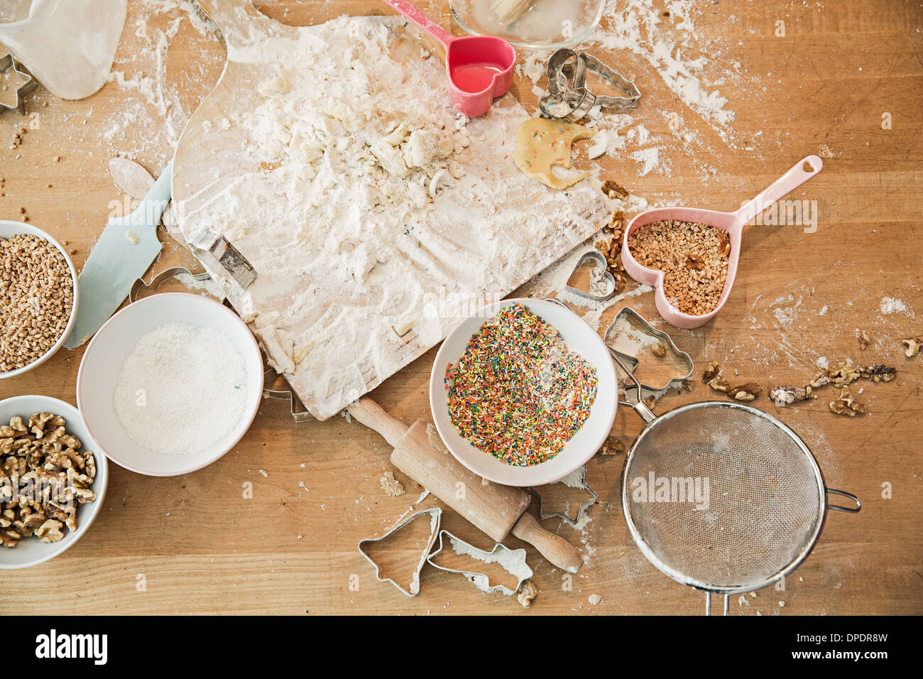 Ingredienti, stampo da forno, bocce, mattarello, crivello inferiore Foto Stock