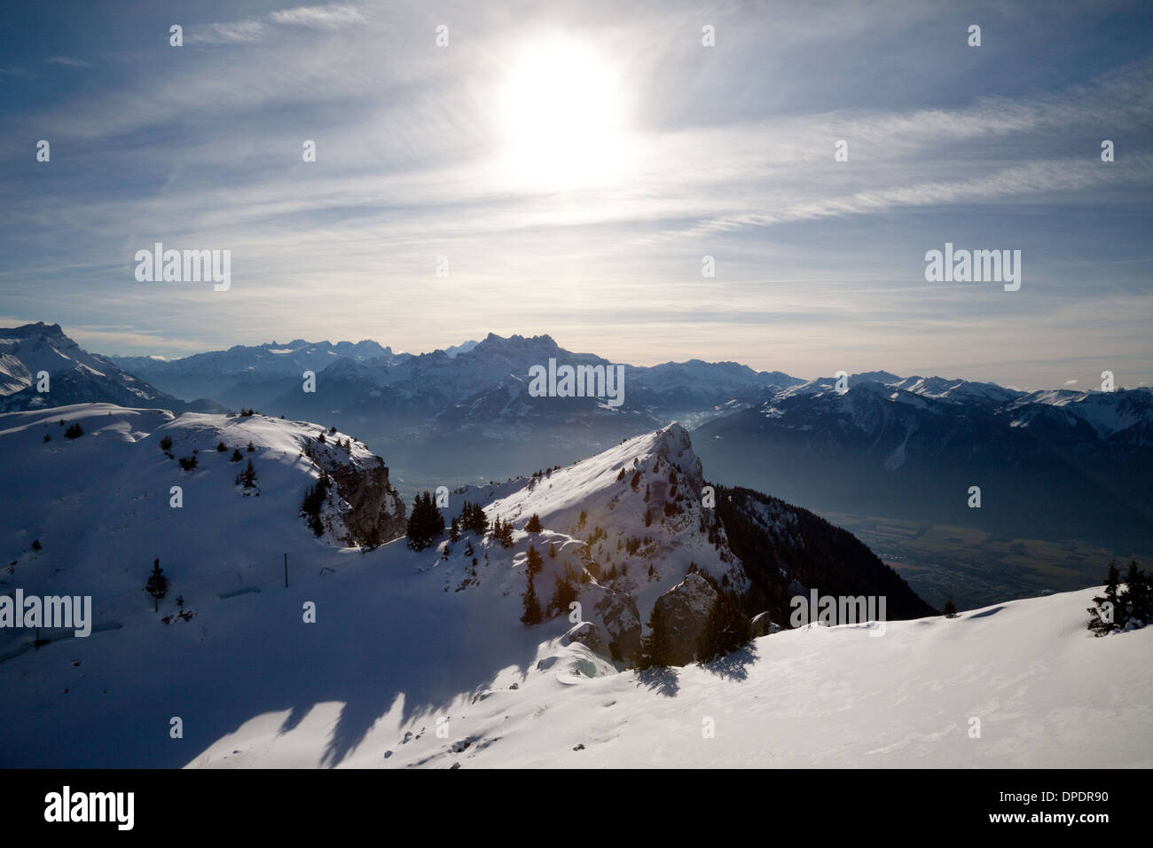 Alpi svizzere in inverno, guardando attraverso la Valle del Rodano da La Berneuse verso la Haute Savoie in Francia;- Leysin, Svizzera Foto Stock