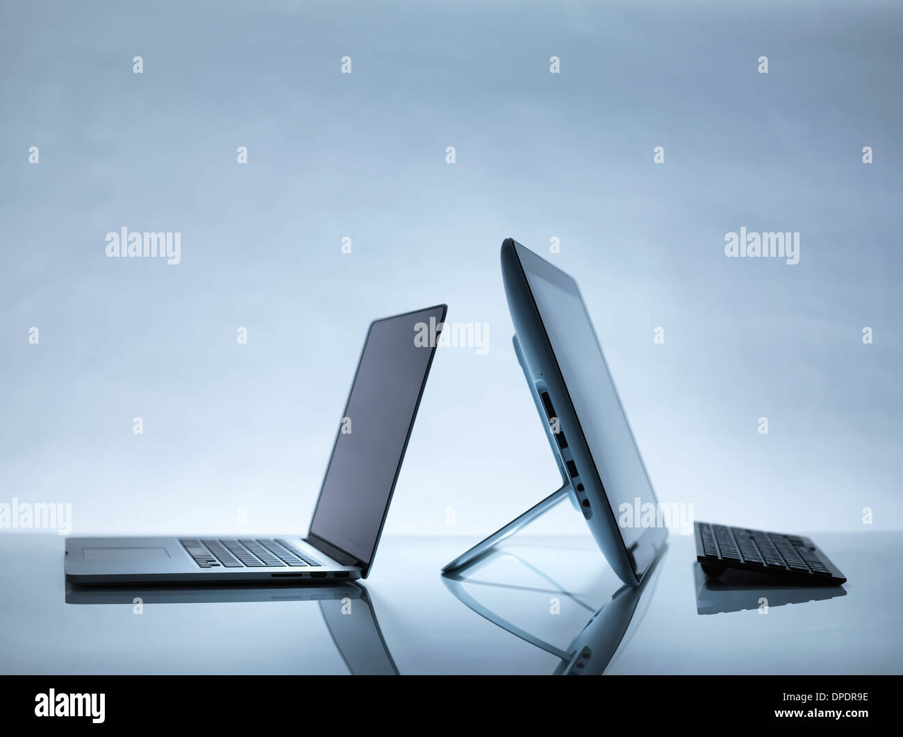 Laptop e PC sulla scrivania Foto Stock