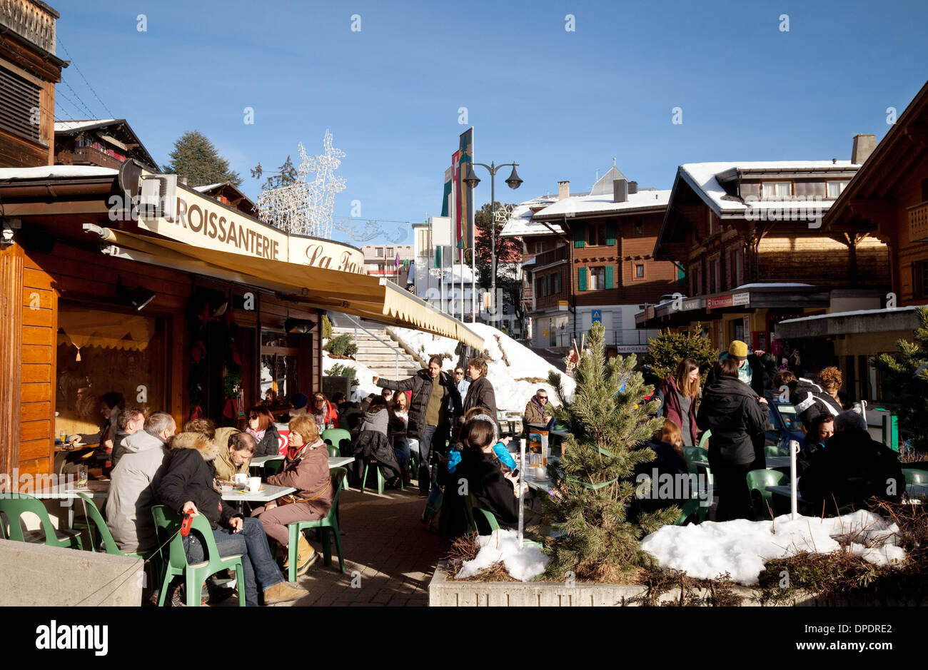 Le persone aventi un drink in un bar, Leysin village, Vaud, in Svizzera Europa Foto Stock