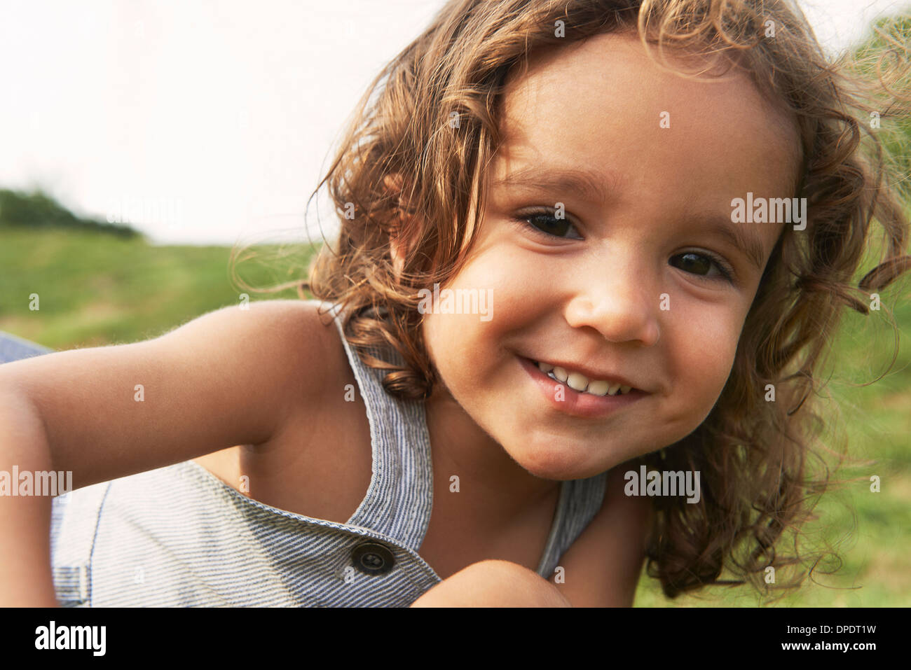 Ritratto di giovane ragazzo con capelli castani, sorridente Foto Stock