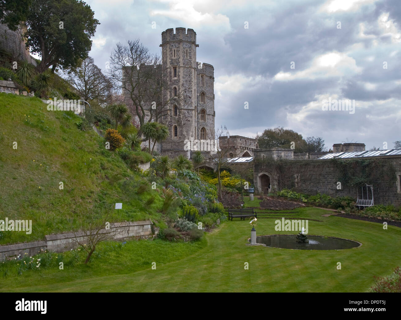 Vista verso il re Edoardo III Gate, il Castello di Windsor, Berkshire, Inghilterra Foto Stock