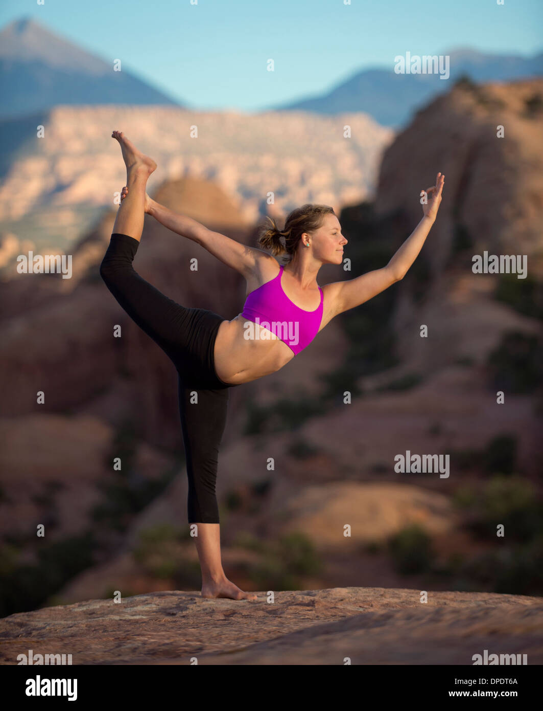 Giovane donna fare yoga, Moab, Utah, Stati Uniti d'America Foto Stock