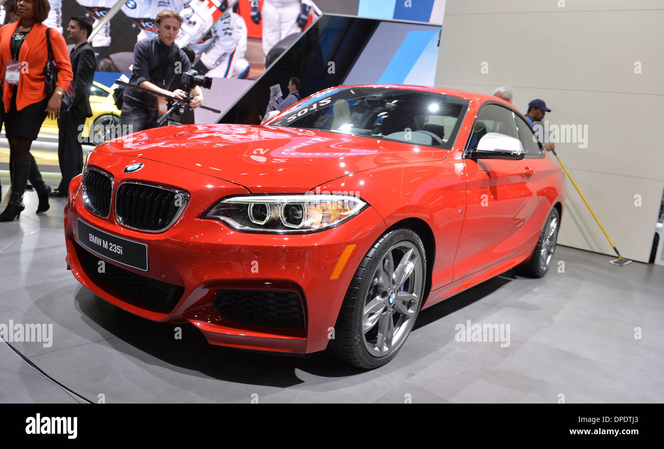 Detroit, STATI UNITI D'AMERICA. Xiii gen, 2014. La nuova BMW Serie 2 Coupé è presentato sulla prima premere il giorno del North American International Auto Show (NAIAS) al Cobo Center di Detroit Detroit, STATI UNITI D'AMERICA, 13 gennaio 2014. Il cantante Kelly Rowland è visibile sulla destra NAIAS verrà eseguito dal 13 fino al 26 gennaio 2014, in un primo momento sarà aperto solo per la stampa e per i commercianti di auto, poi per il pubblico come bene. Foto: ULI DECK/DPA/Alamy Live News Foto Stock