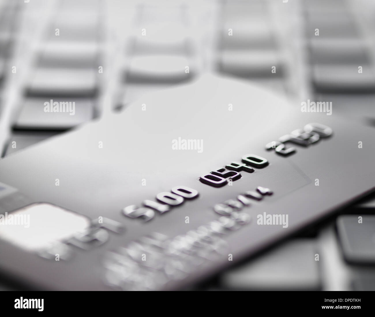 Carta di credito sul computer portatile per illustrare gli acquisti su internet e le frodi su internet Foto Stock