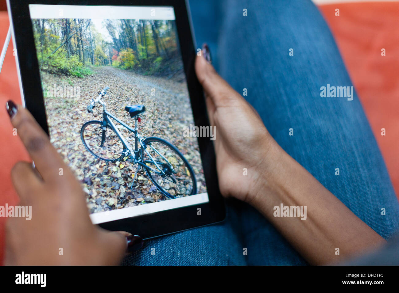 Immagine ritagliata della giovane donna con tavoletta digitale Foto Stock