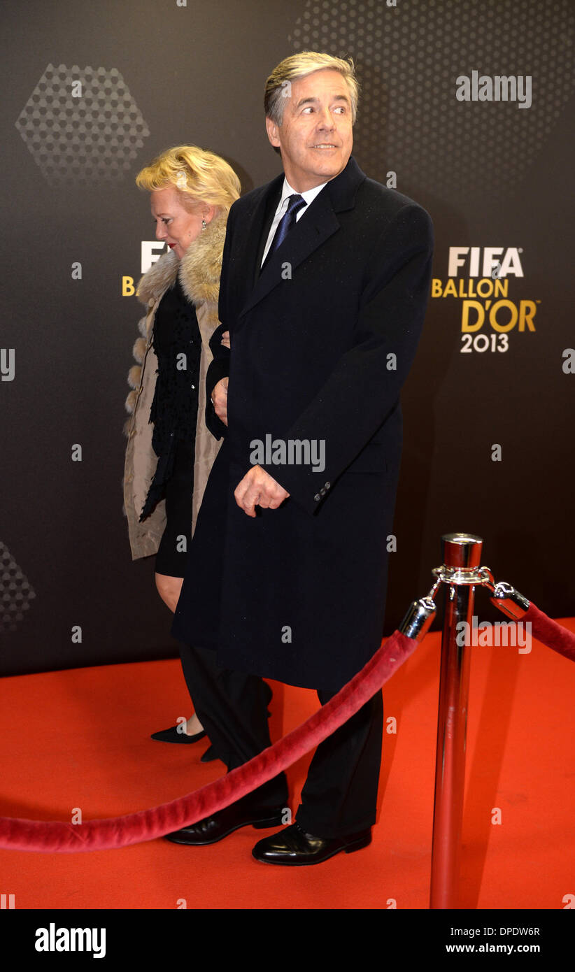 Zurigo, Svizzera. Xiii gen, 2014. Ex Deutsche Bank AG CEO Josef Ackermann (R) e sua moglie Pirrko arriva alla FIFA ballon d'o un gala 2013 tenutasi a Zurigo Kongresshaus di Zurigo, Svizzera, 13 gennaio 2014. Foto: PATRICK SEEGER/dpa/Alamy Live News Foto Stock