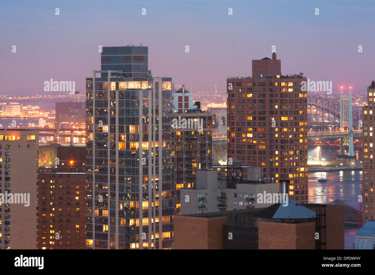 Paesaggio urbano e Triborough Bridge al tramonto, New York City, Stati Uniti d'America Foto Stock