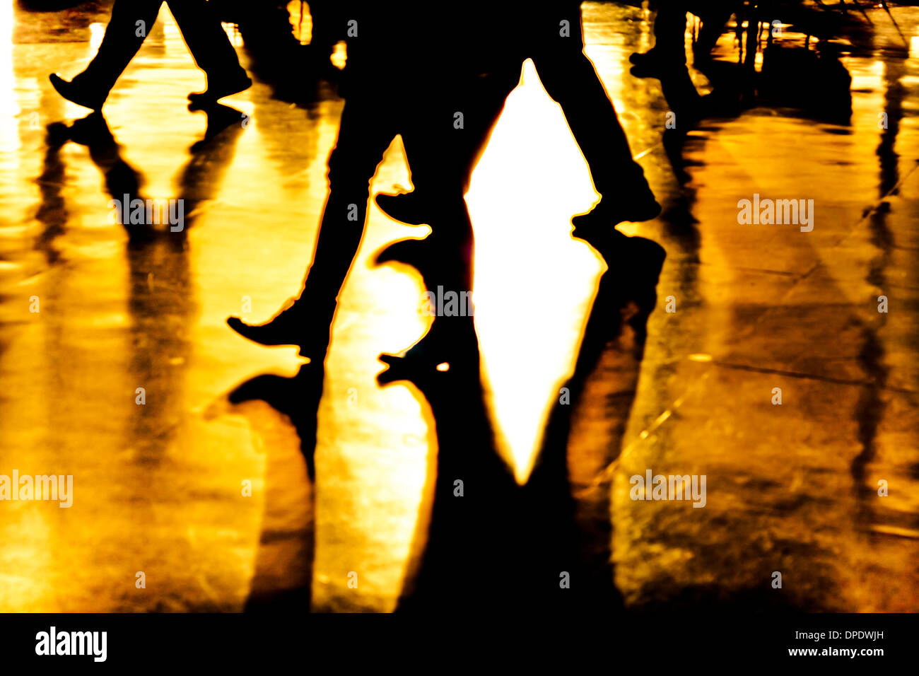 Abstract, creativo, Altered digitalmente e tonico foto di persone le gambe e le loro ombre. Foto Stock