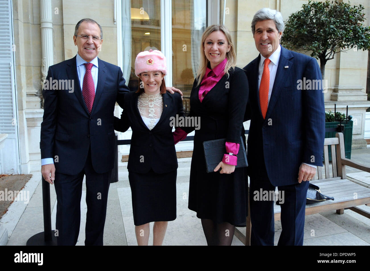 Dipartimento di Stato USA portavoce Jennifer Psaki, sport una rosa shapka,  o cappello di pelliccia con paraorecchi, donata da controparte russa Maria  Zakharova come essi posano per una foto TRA STATI UNITI