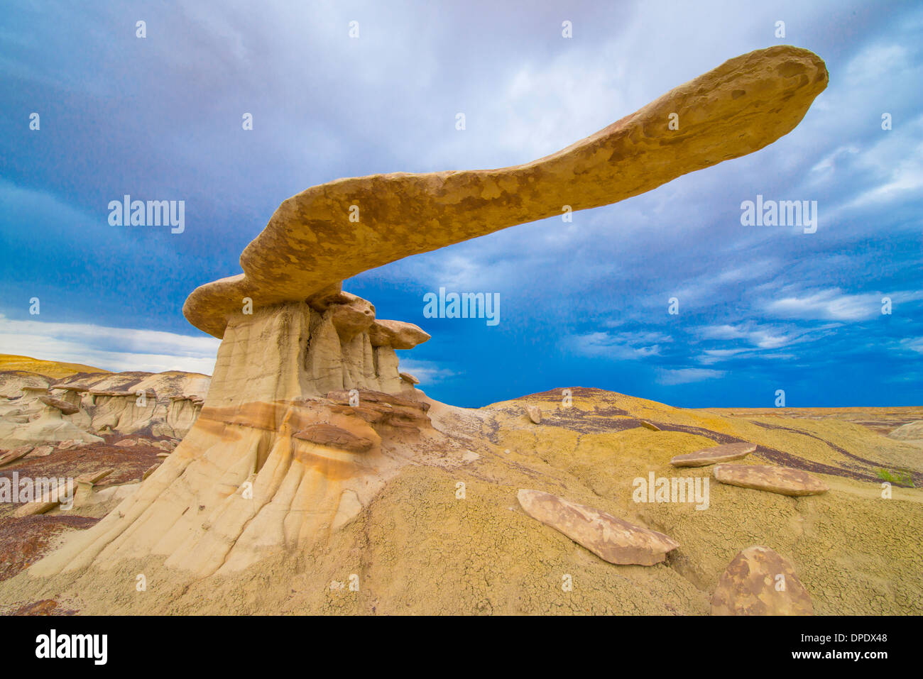 Equilibrato linguetta di roccia nel deserto BLM, Nuovo Messico, Badlands nell'angolo nord-ovest dello stato Foto Stock