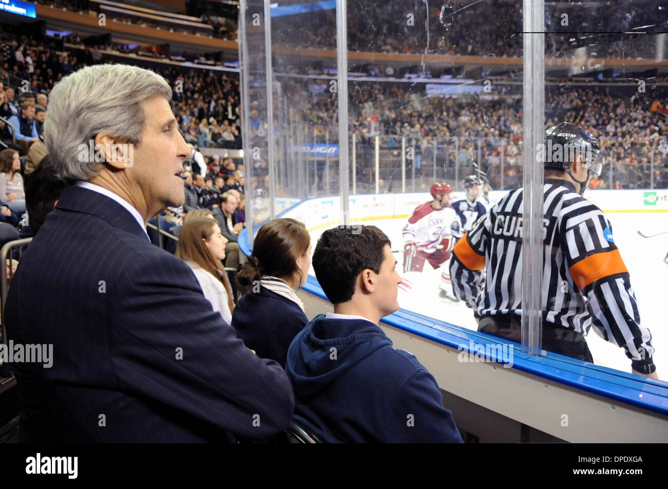 Il Segretario di Stato americano John Kerry orologi Yale vs Harvard University uomini gamma hockey su ghiaccio al Madison Square Garden Gennaio 11, 2014 a New York, NY. Foto Stock