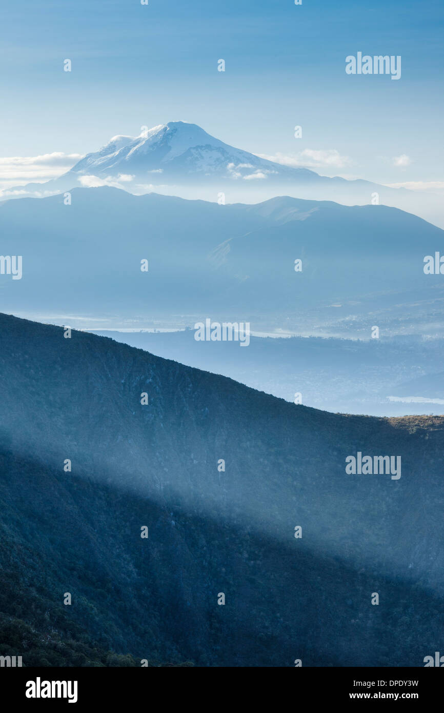 Vulcano Cayembe dal vulcano Cotacachi, Otavalo, Ecuador Foto Stock