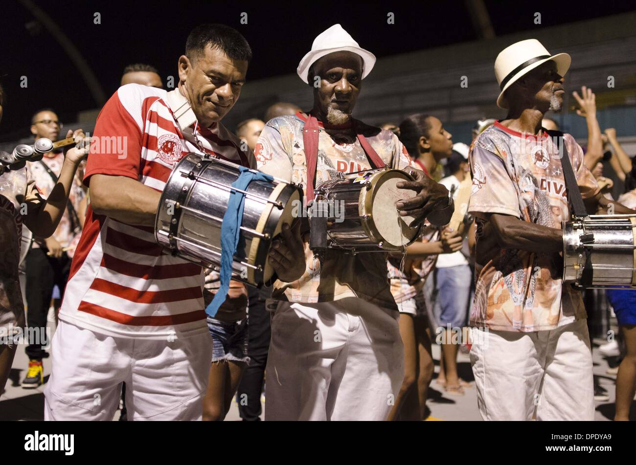 Sao Paulo, Brasile. Xi gen, 2014. I membri di ''Escola de Samba Leandro il Itaquera'' tamburi provano a Sao Paulo il 'sambodromo'' questo sabato - 11/01/2014. I tamburi è il cuore di samba e trovata da molti il pezzo più importante di dettagli valutata dai giudici lungo la sfilata di carnevale © Gustavo Basso/NurPhoto/ZUMAPRESS.com/Alamy Live News Foto Stock