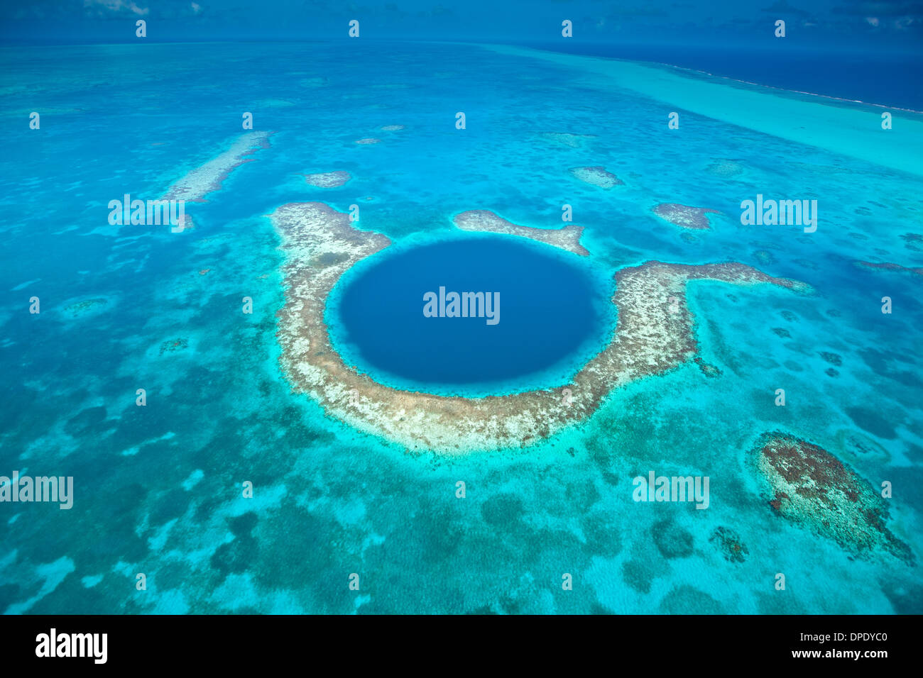 Il Blue Hole Buco Blu monumento nazionale, il Belize Mar dei Caraibi Meso-American Reef Lighthouse Reef Atoll 400 piedi il foro nel reef Foto Stock