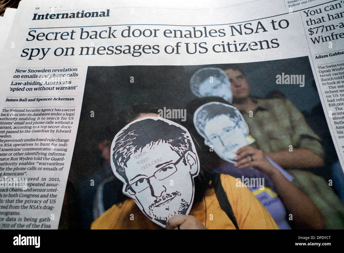 Edward Snowden articolo nel quotidiano Guardian "secret porta posteriore consente di NSA per spiare i messaggi di noi cittadini" Londra 9 Agosto 2013 Foto Stock