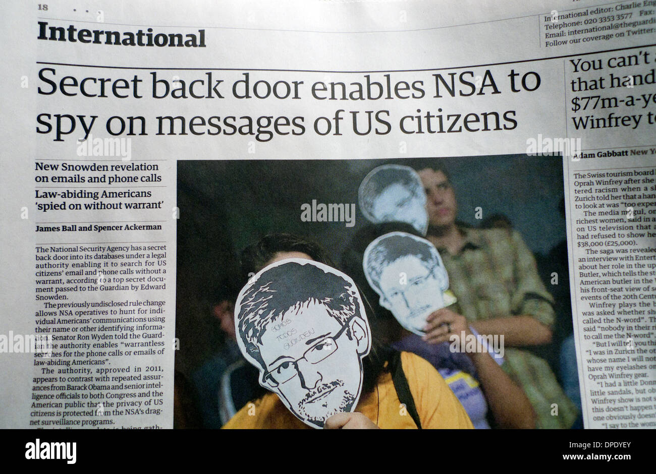 Edward Snowden articolo nel quotidiano Guardian "secret porta posteriore consente di NSA per spiare i messaggi di noi cittadini" Londra UK Aug 2013 Foto Stock