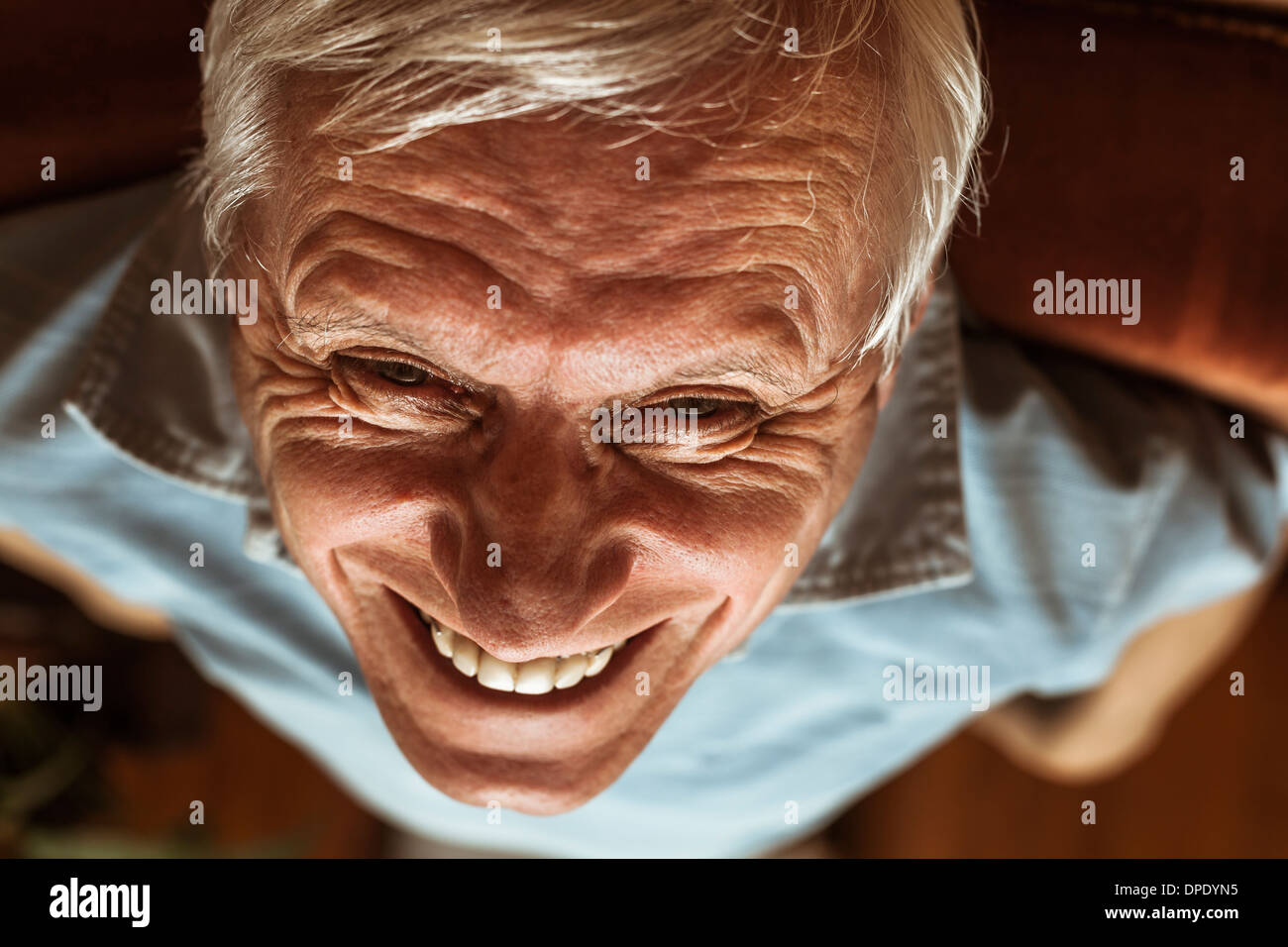 Primo piano della senior uomo faccia ridere toothy Foto Stock