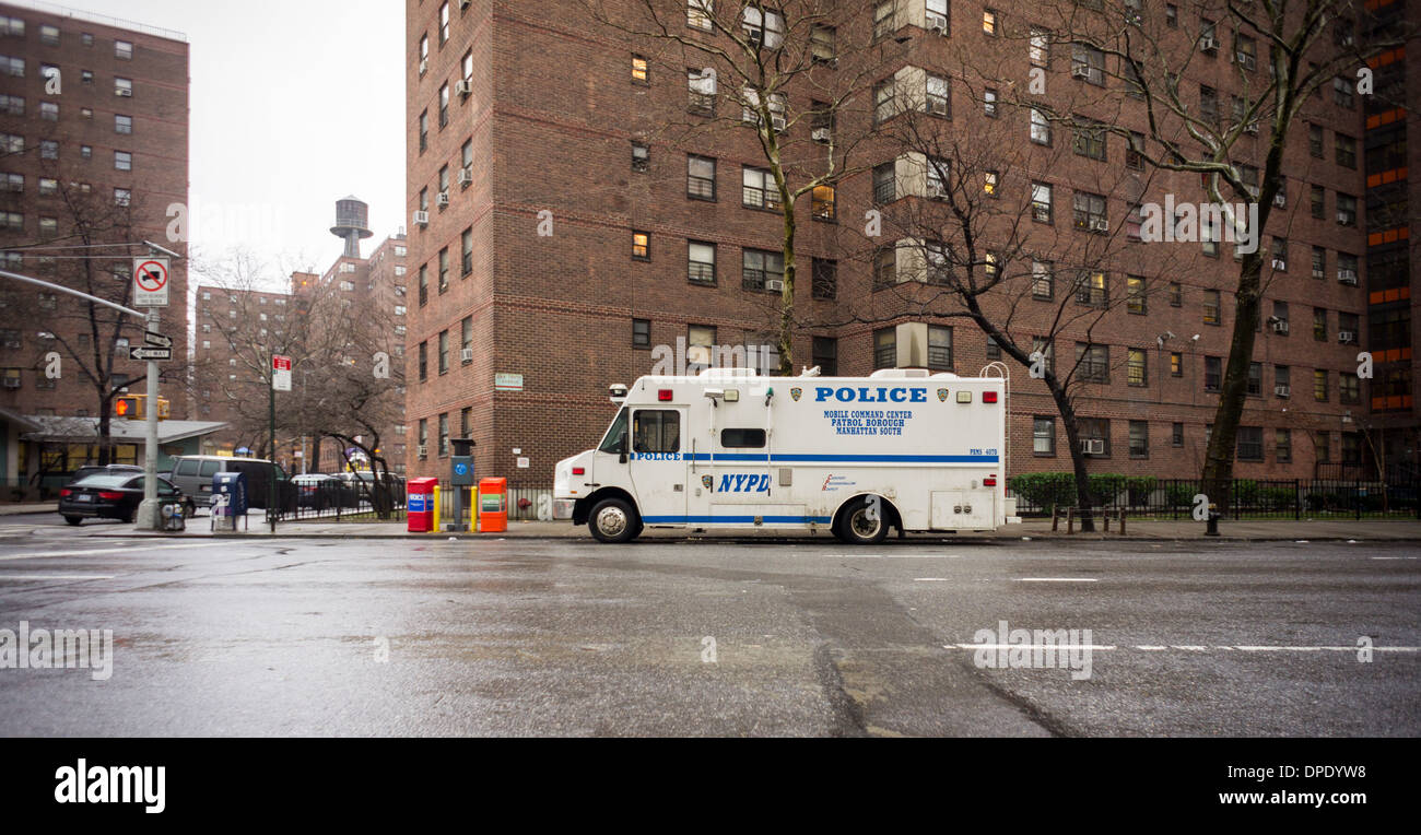 Un NYPD Mobile unità di comando è visibile al di fuori del massiccio NYCHA Elliot complesso di case di appartamenti Foto Stock