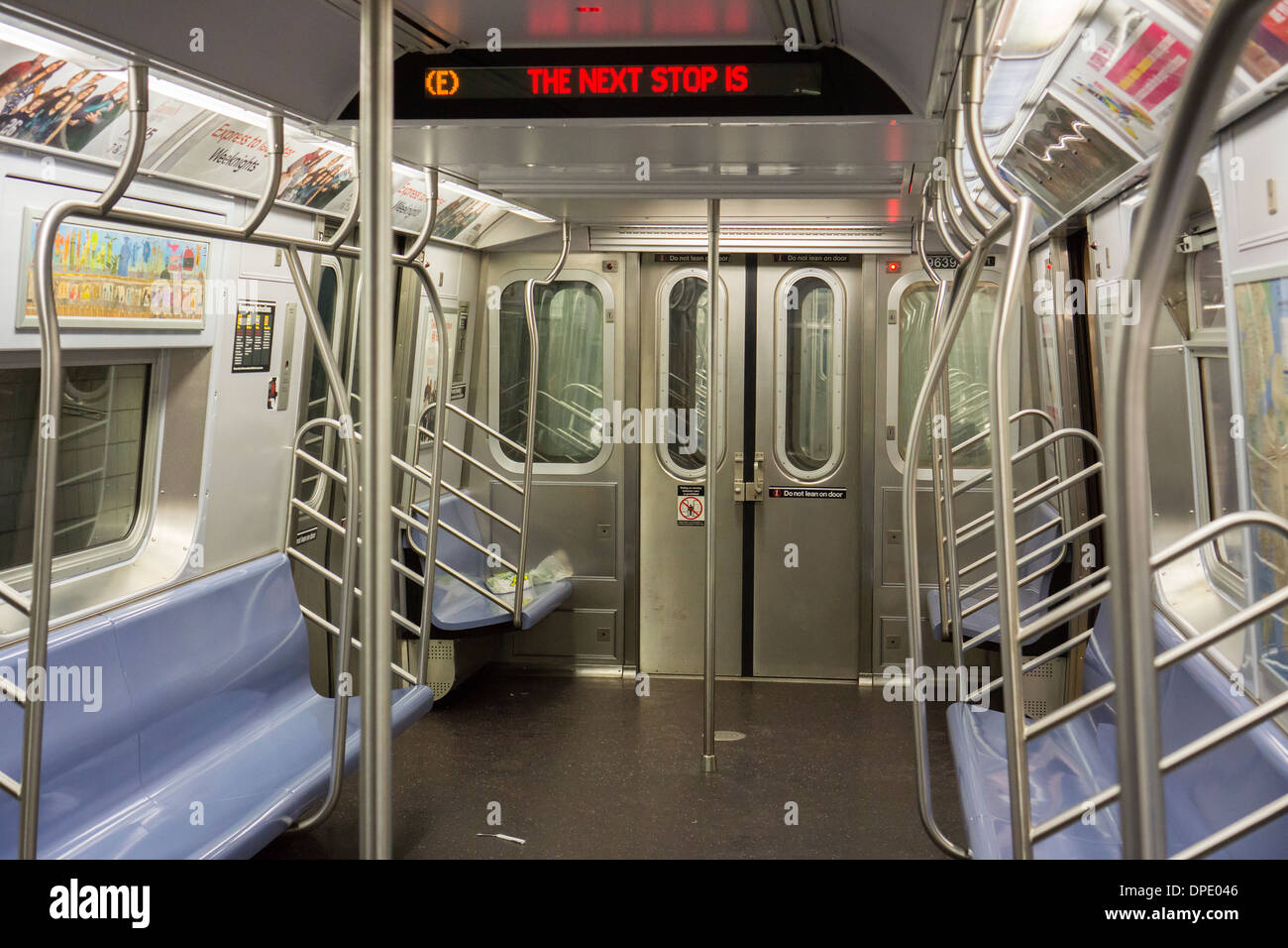 Un vuoto di New York City Transit Authority alla metropolitana sulla vettura del 'E' linea Foto Stock
